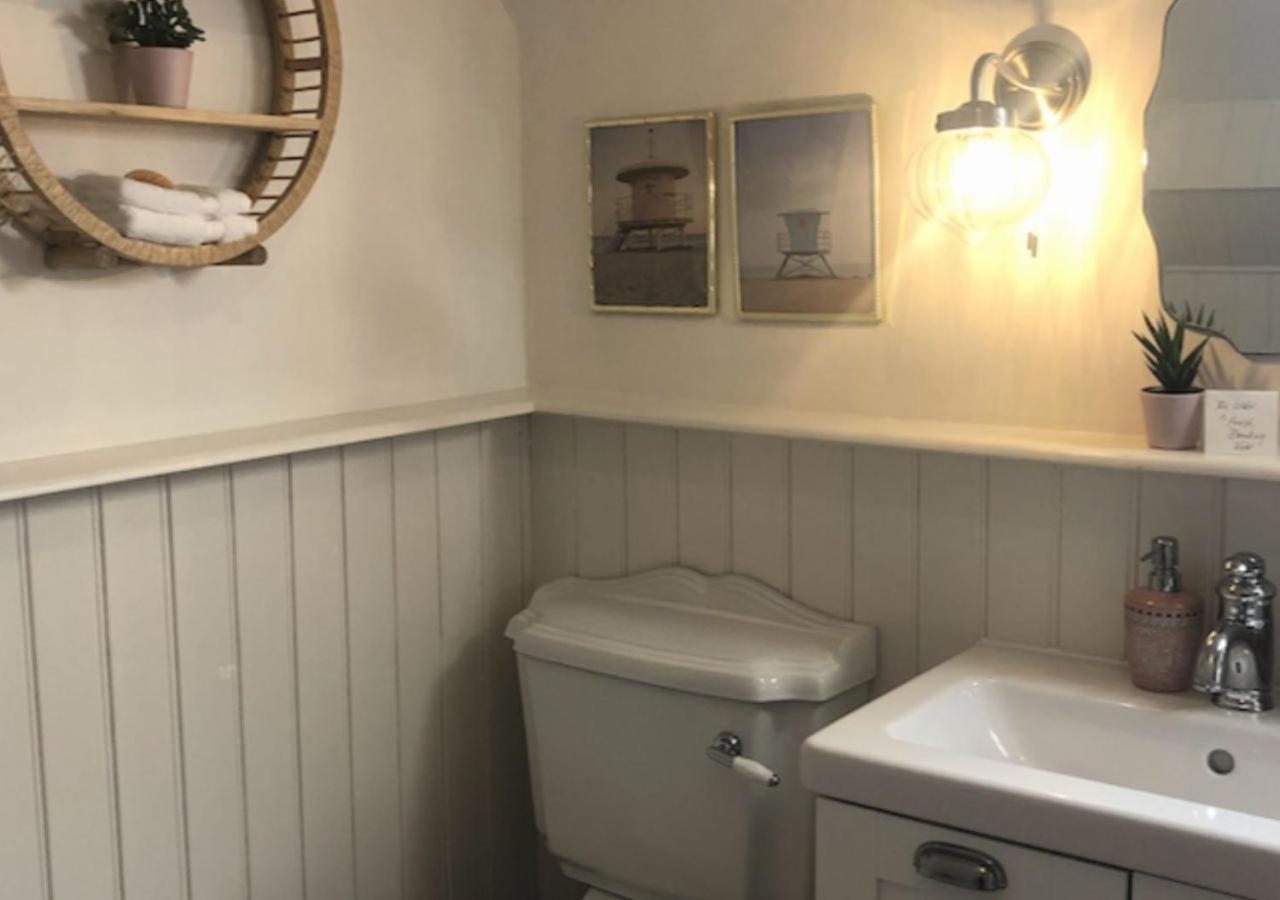 The Pink Cottage Upstairs Suite & Garden Summer Room Whitehead Exterior foto