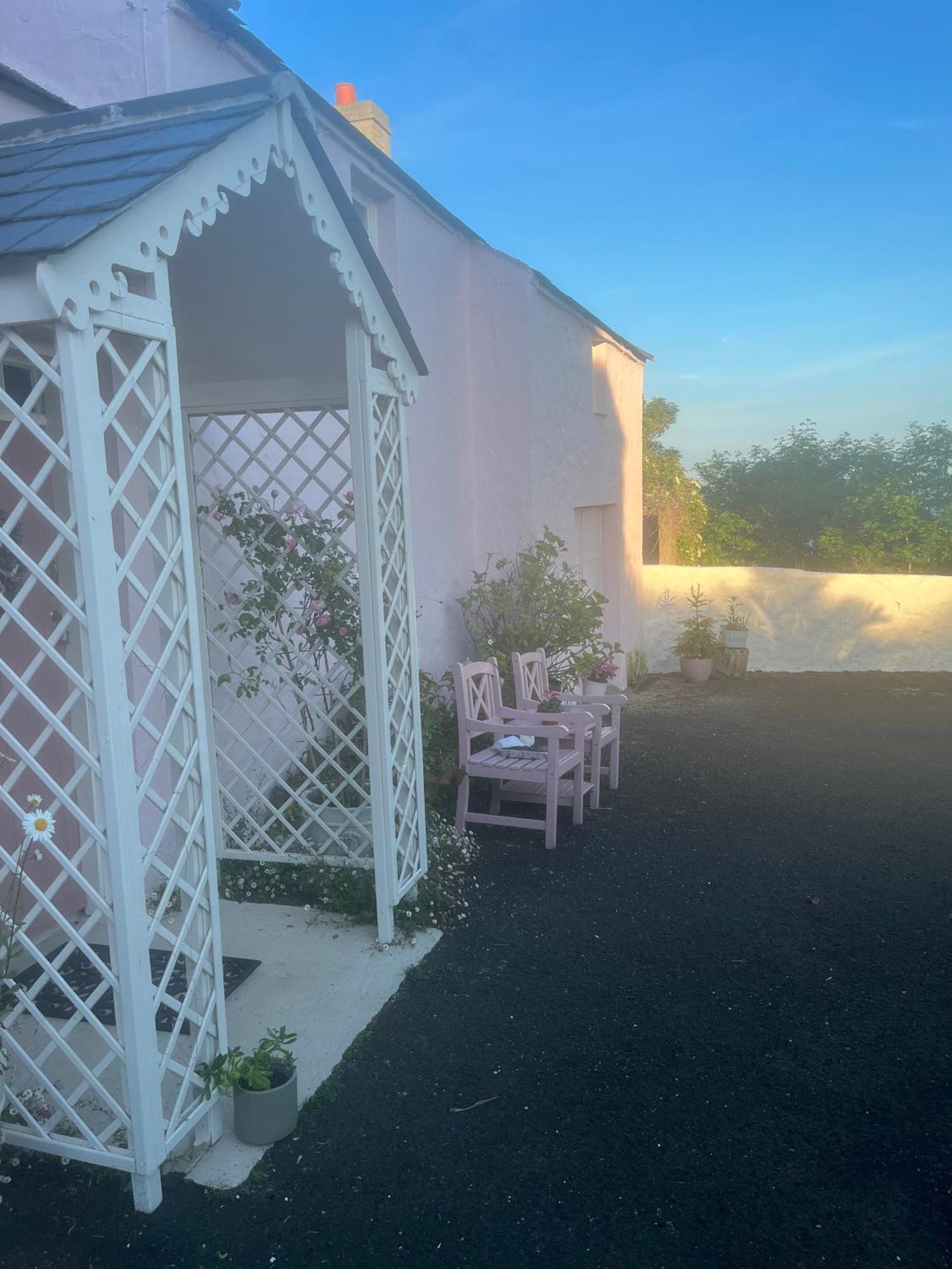 The Pink Cottage Upstairs Suite & Garden Summer Room Whitehead Exterior foto