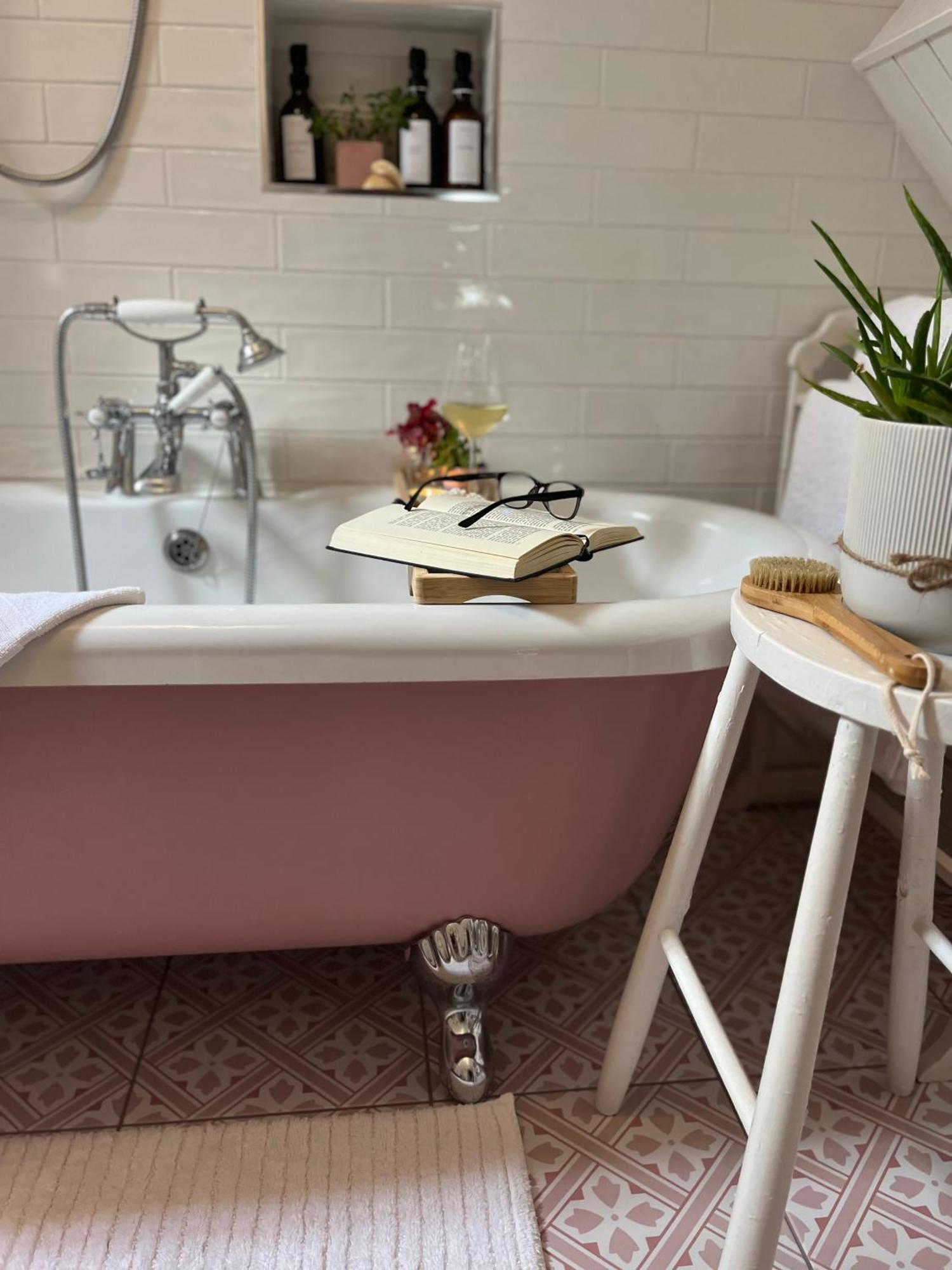 The Pink Cottage Upstairs Suite & Garden Summer Room Whitehead Exterior foto